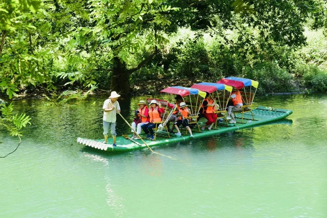 一叶扁舟浮在清澈见底的水面上,宛如悬浮在空中,这不是法国大溪地