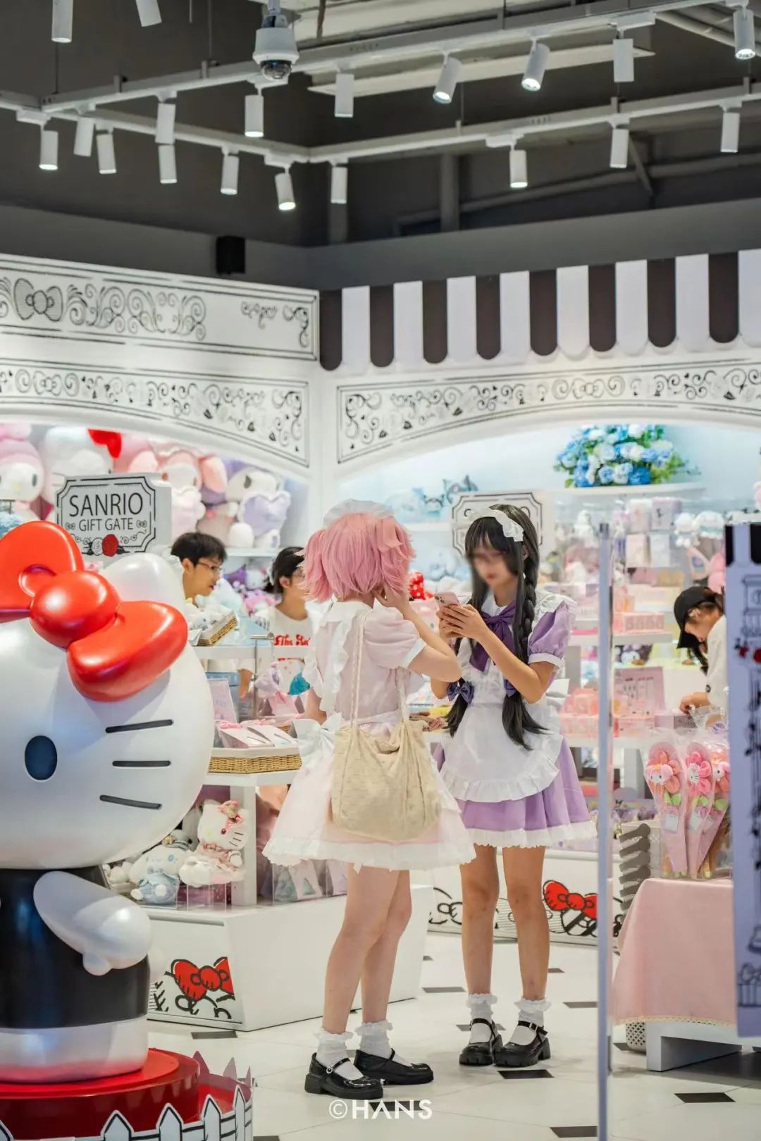 来了江汉路再开始换装,这里的商场提供免费化妆间和更衣室.