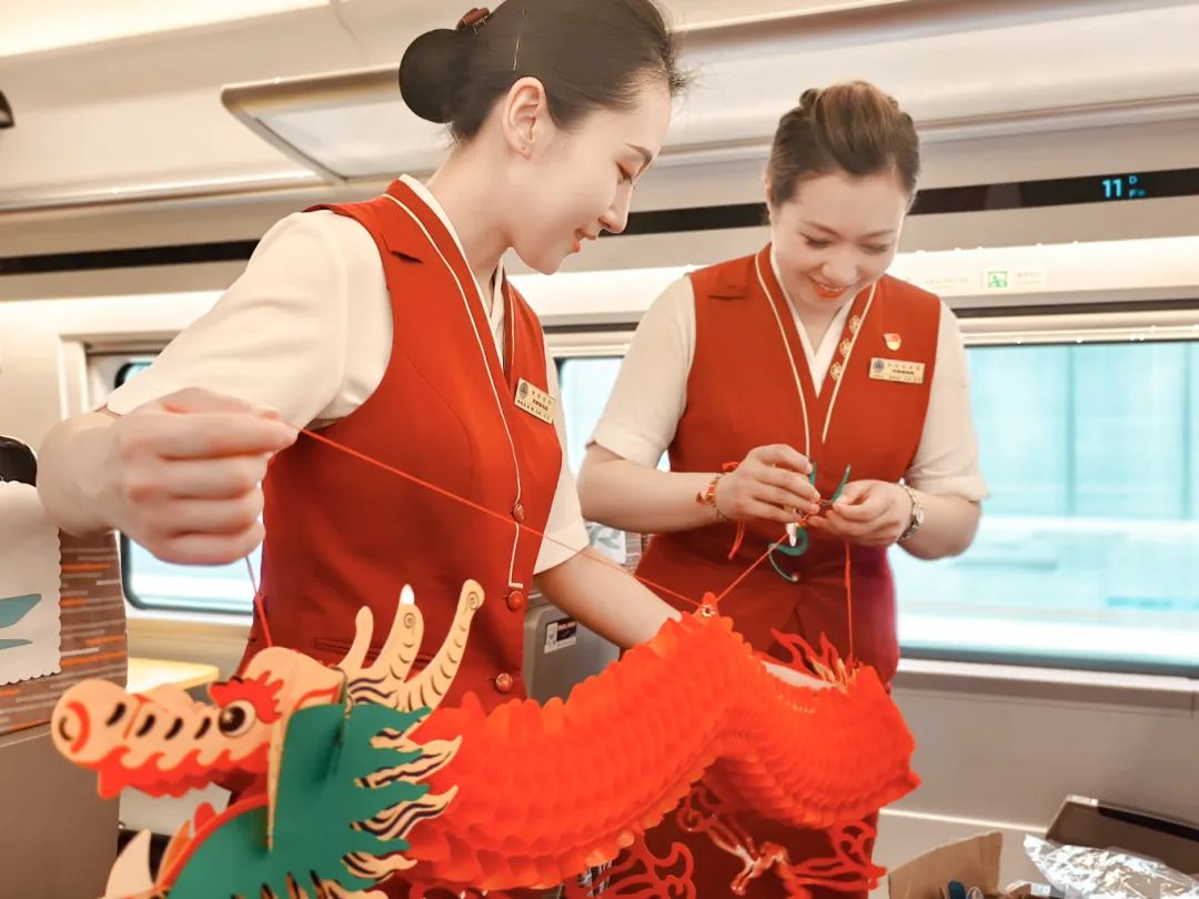 天津客运段的乘务员们精心布置让列车车厢化身龙舟赛场为旅客们营造出