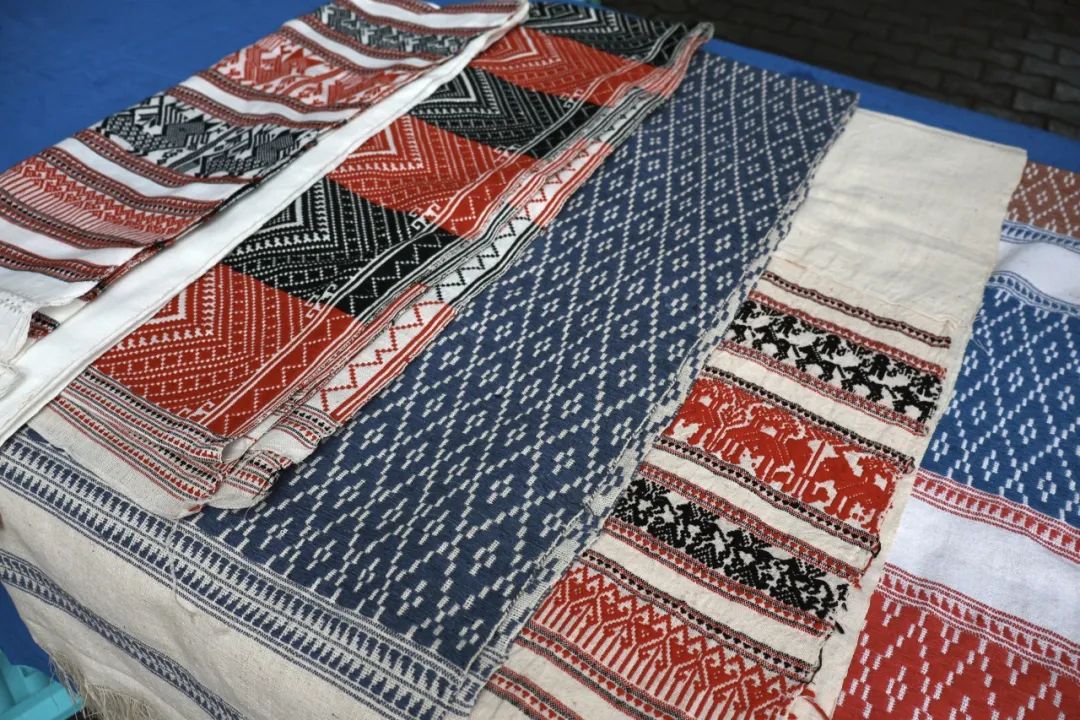 此次活动共展示傣族织锦,贝叶经等非遗产品20件/套,展演非遗项目6个.