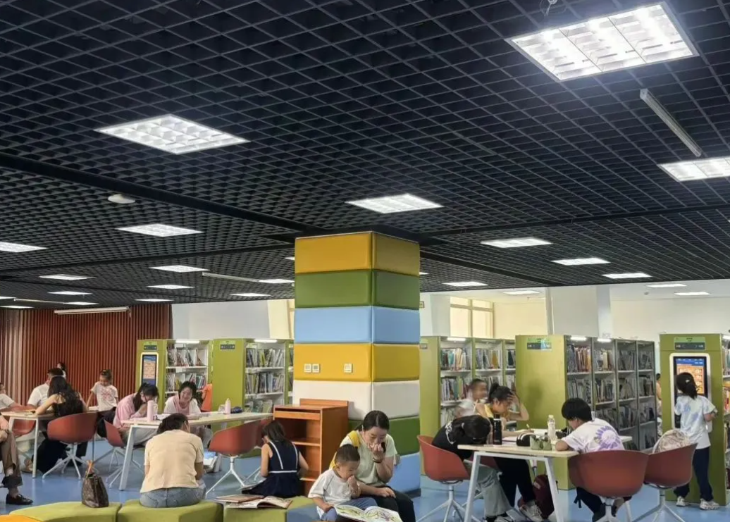 很多人选择来到这里借阅图书9966册总流通25185人次鄂尔多斯市图书馆