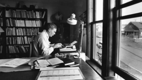 卡佛:每一个伟大的作家,甚至每一个还可以的作家,都在