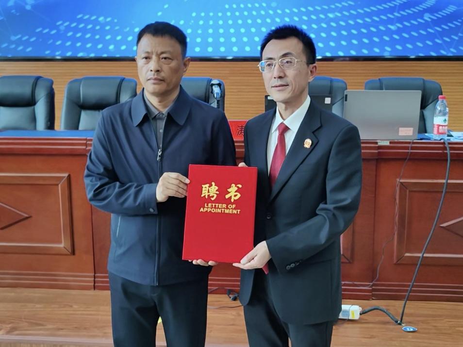 在聘任仪式上,法治副校长针对日常审判实务中青少年犯罪凸显的特征与