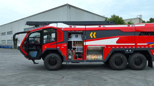 泡沫罐容积≥1000kg,独立安装的干粉罐容量≥250kg,对相应航空器初期