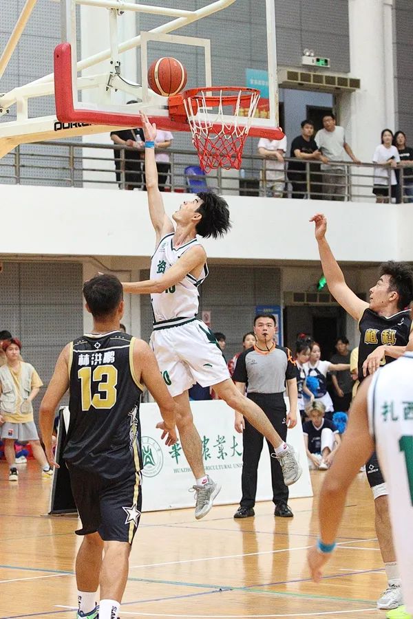 植物科学技术学院9号巴勒扎提空中拦截(侯国涛 摄)▲迎难而上(李泽坤