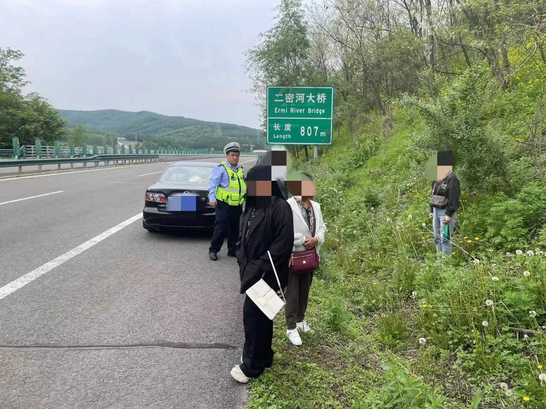 驾驶员称行驶过程中车辆水温指示灯亮起,于是将车辆停在应急车道内,经