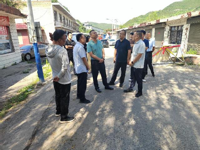 王向辉一行首先来到山目乡曹家沟村地质灾害隐患点,详细了解了地质