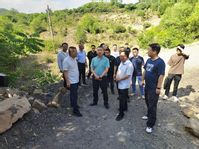 王向辉一行首先来到山目乡曹家沟村地质灾害隐患点,详细了解了地质