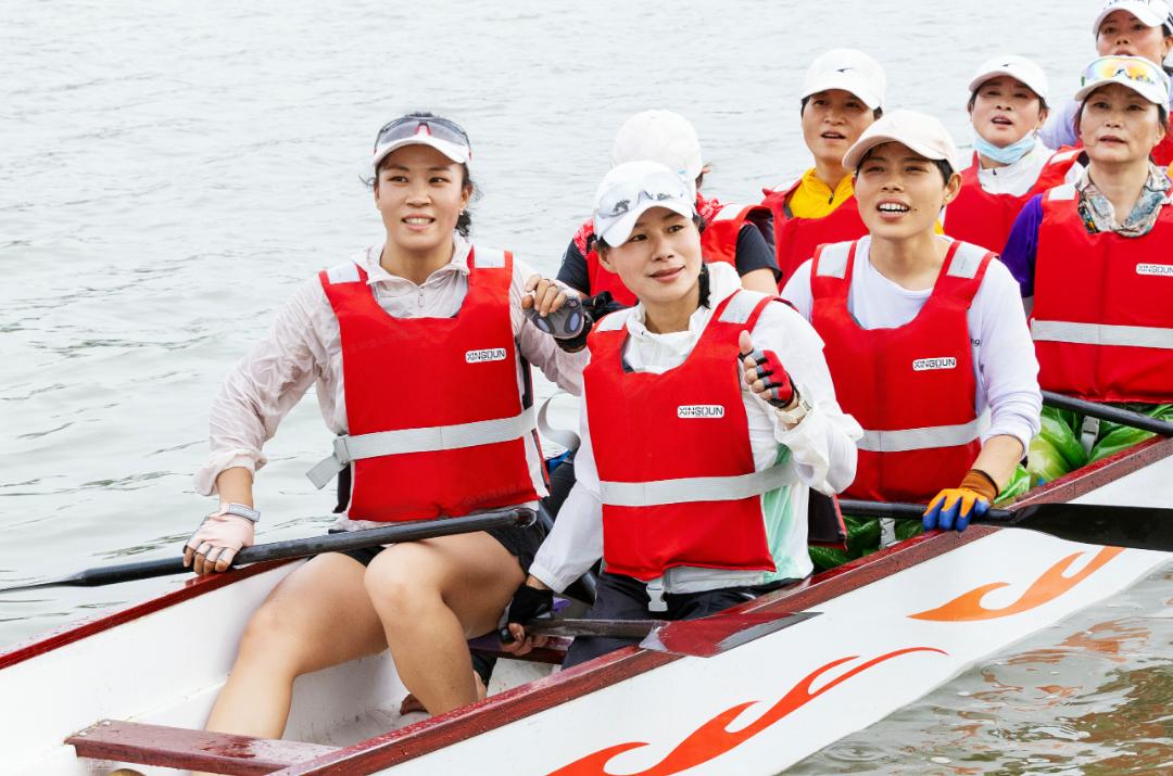《中国妇女报》头版报道我市永修县女子龙舟队大展巾帼风采!