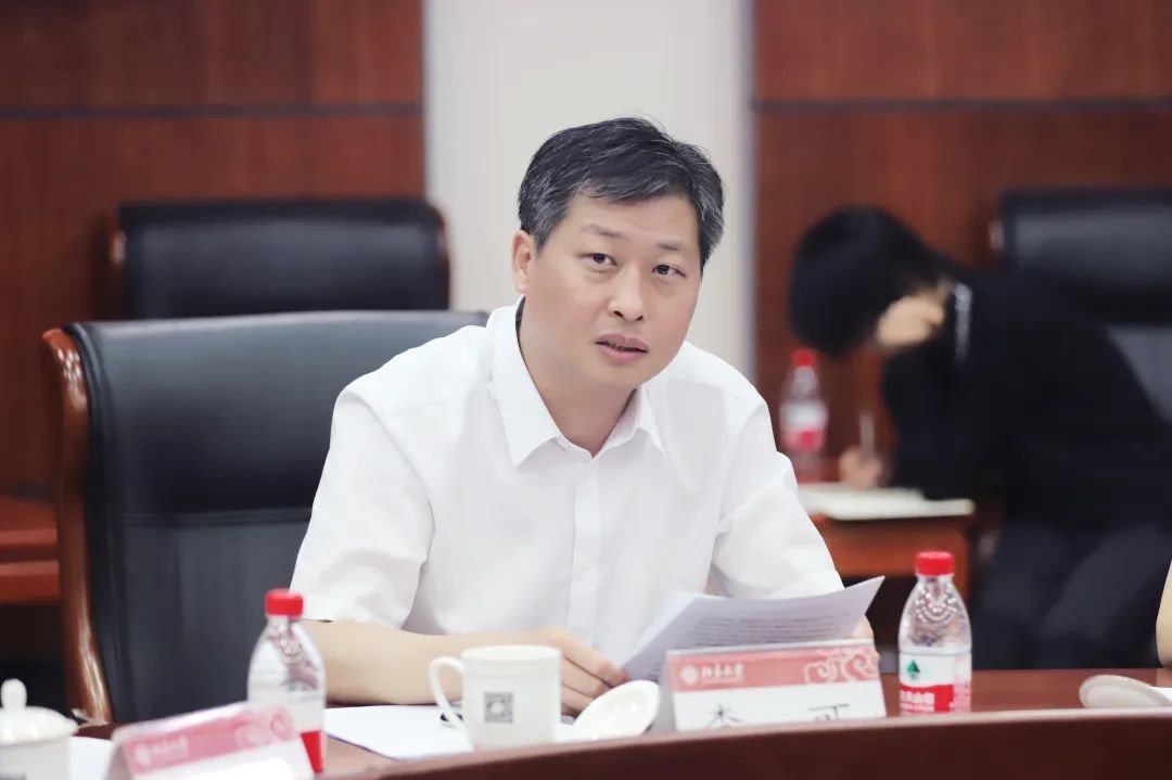 河南省鹤壁市市长一行到访北京大学经济学院