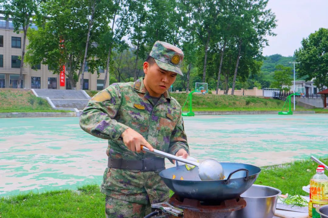 菜品后纷纷为炊事员们点赞此次岗位专业比武参赛选手们在赛场一展锋芒