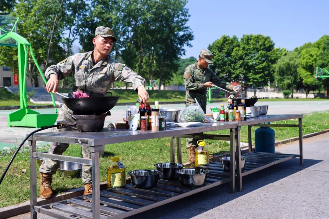 菜品后纷纷为炊事员们点赞此次岗位专业比武参赛选手们在赛场一展锋芒