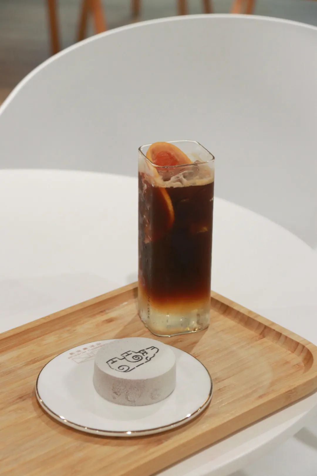 以及,看到盘子上的成博logo没有,也是咖啡馆的小姐姐现场手工制作上去