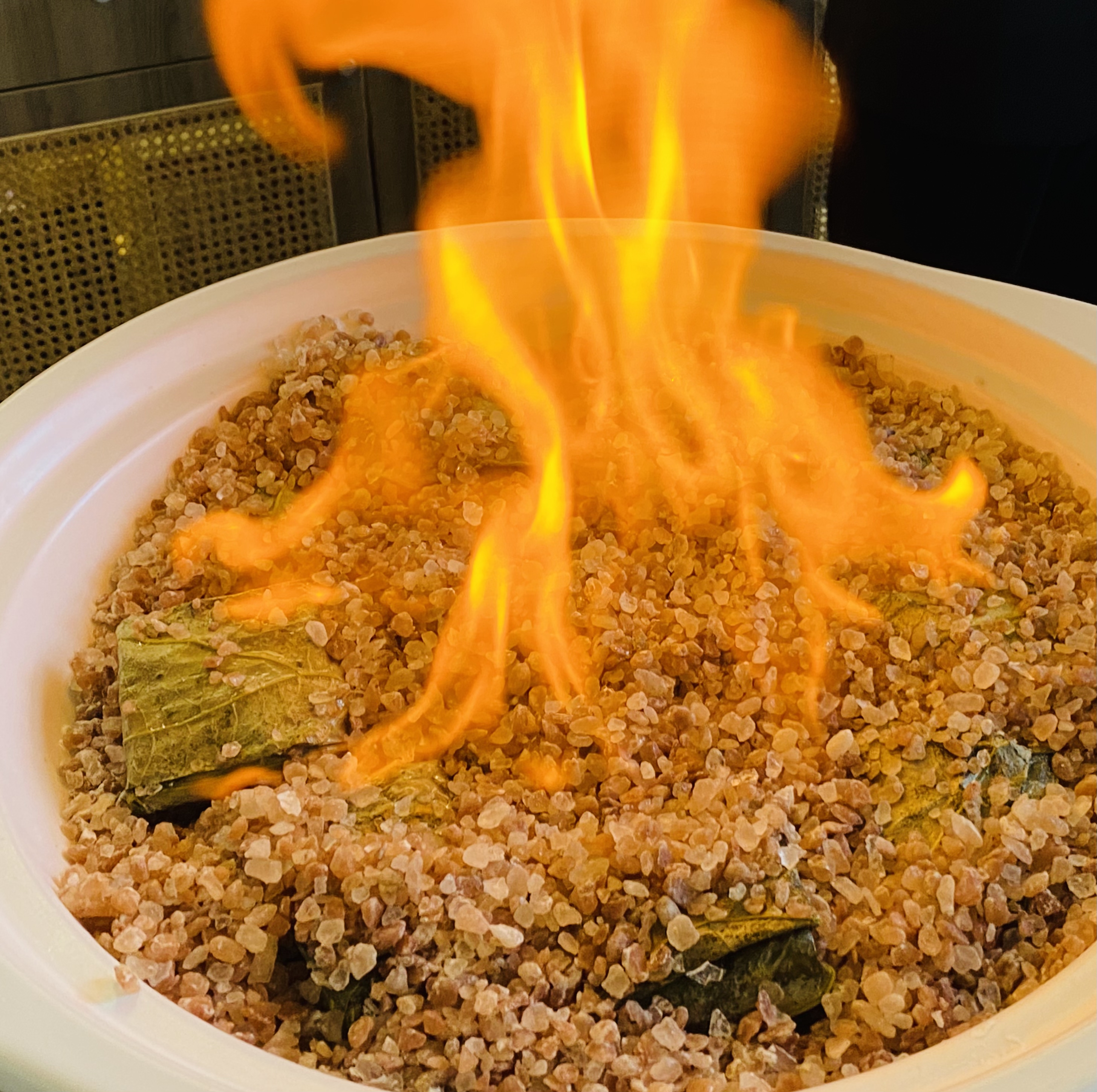 火炙中的三虾粉蒸糟肉众人已经大饱,但陈小妹又上了三道随饭菜,一道是