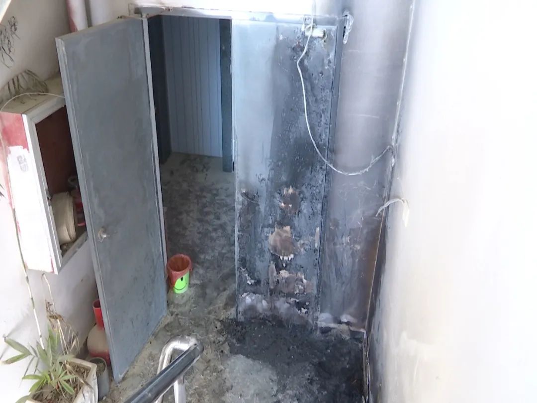 鹰潭一小区楼道杂物起火,幸好