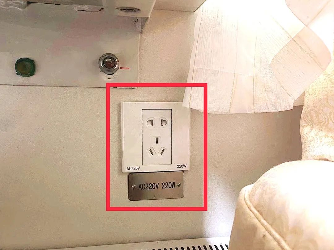 原来列车上这些地方还有充电口!