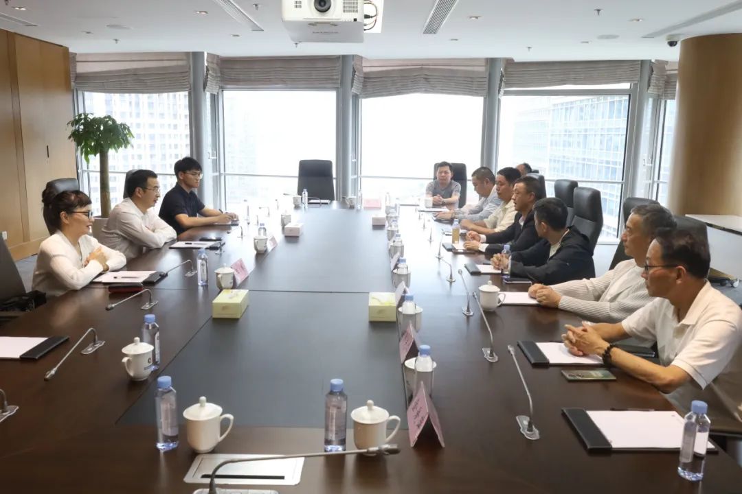 唐红专向考察团介绍了永嘉县情,侨情,他指出,永嘉围绕"拥江融入·产城