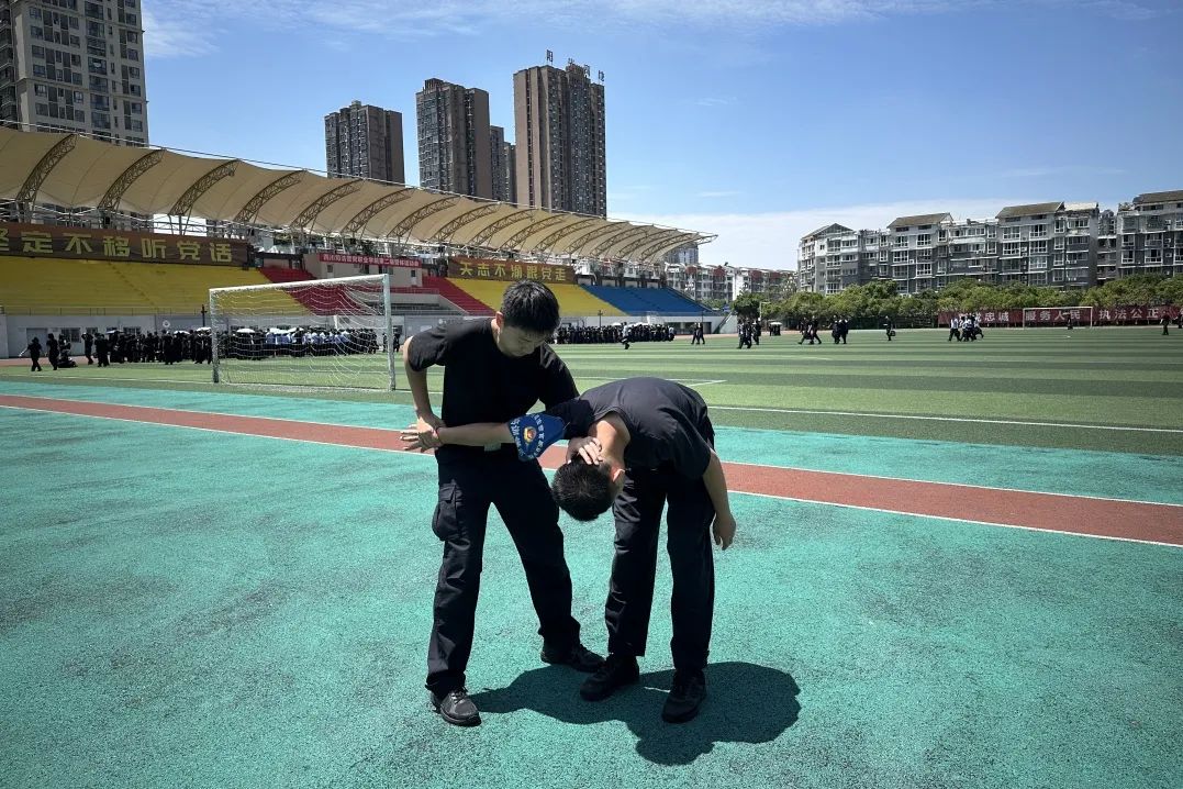 三大步伐从步伐混乱到整齐划一,队列指挥口号从含糊不清到准确洪亮