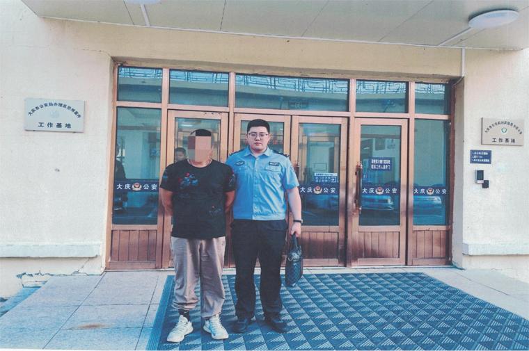 民警在工作中获得线索:被广东警方列为网上逃犯的冯某在大庆市出现