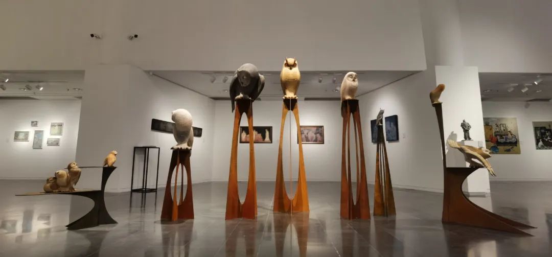 在清华大学艺术博物馆的展厅里,一组顾盼生姿的猫头鹰雕塑悄然"飞"出