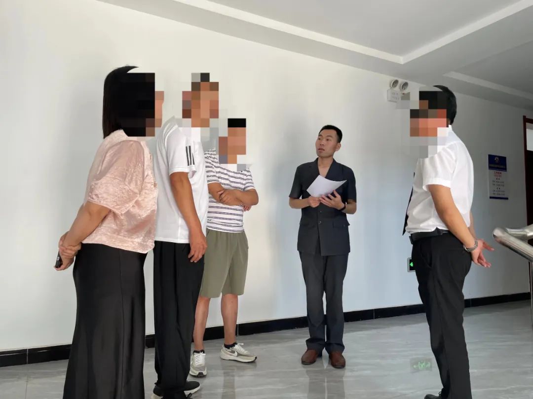 法官在充分了解案情后,得知二人在同一个村子,便采