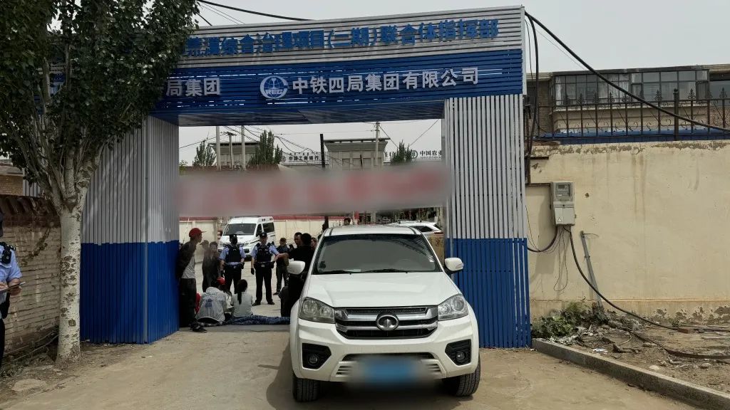 6月8日,额鲁特路派出所接到报警:"多名工人因讨要工资将项目部大门