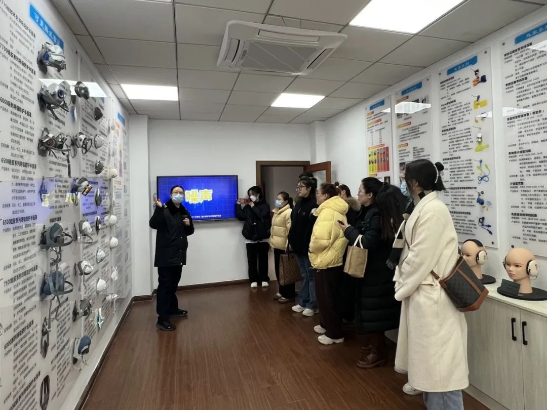 "松江七中和上海对外经贸大学附属松江实验学校花园分校的同学们在