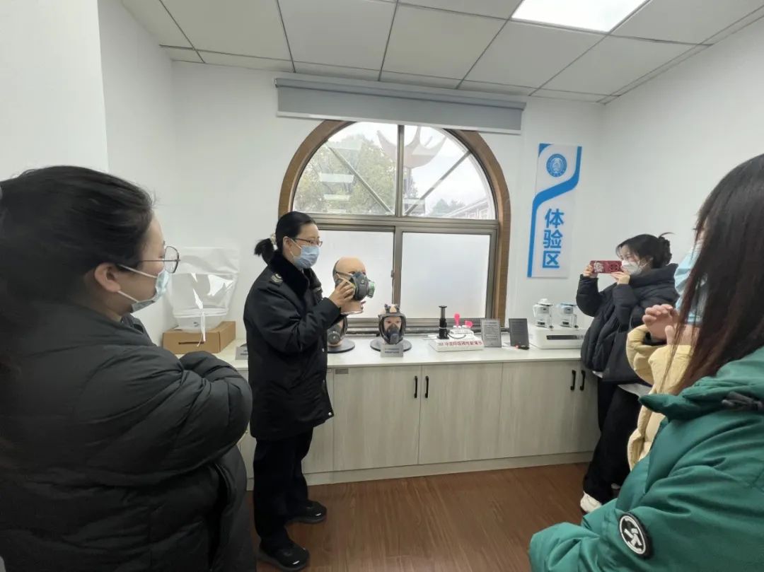 "松江七中和上海对外经贸大学附属松江实验学校花园分校的同学们在