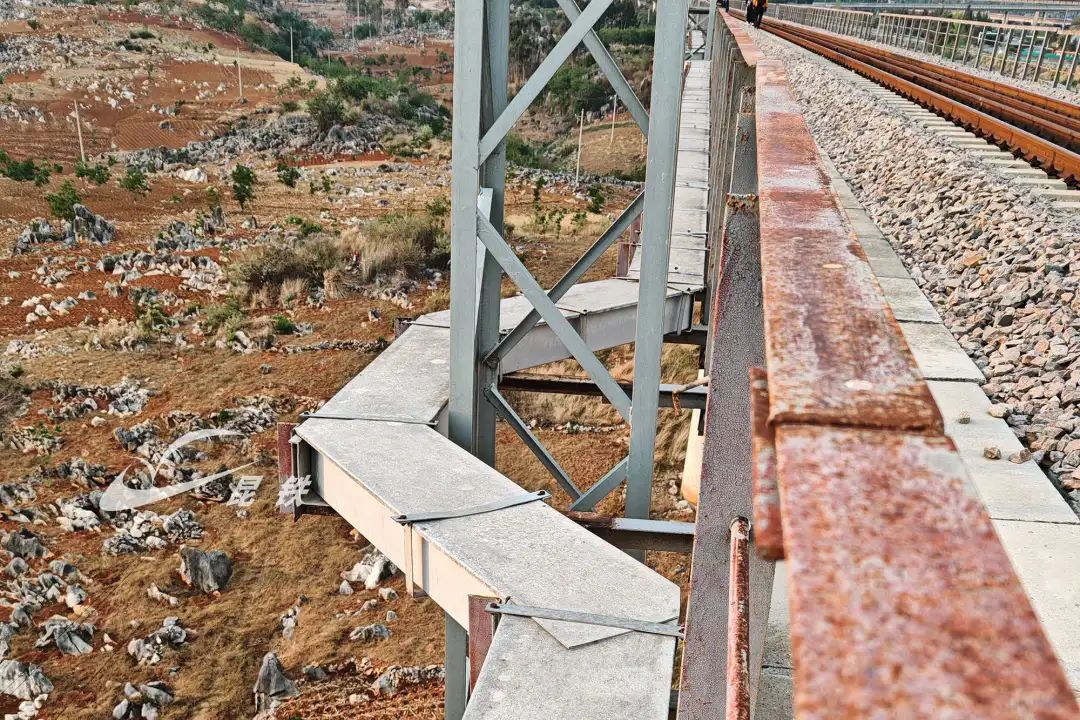 直埋敷设,沟槽敷设通信光缆通常有将对铁路运输安全秩序造成影响如果