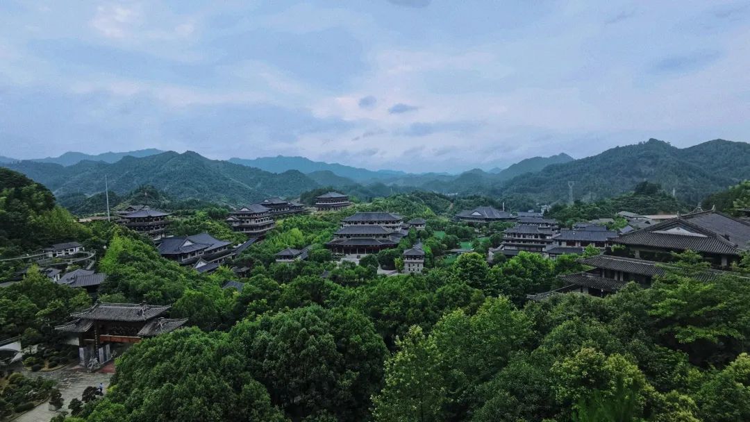 又挖到一座冷门避暑小城，文艺不输松阳，人少景美到哭
