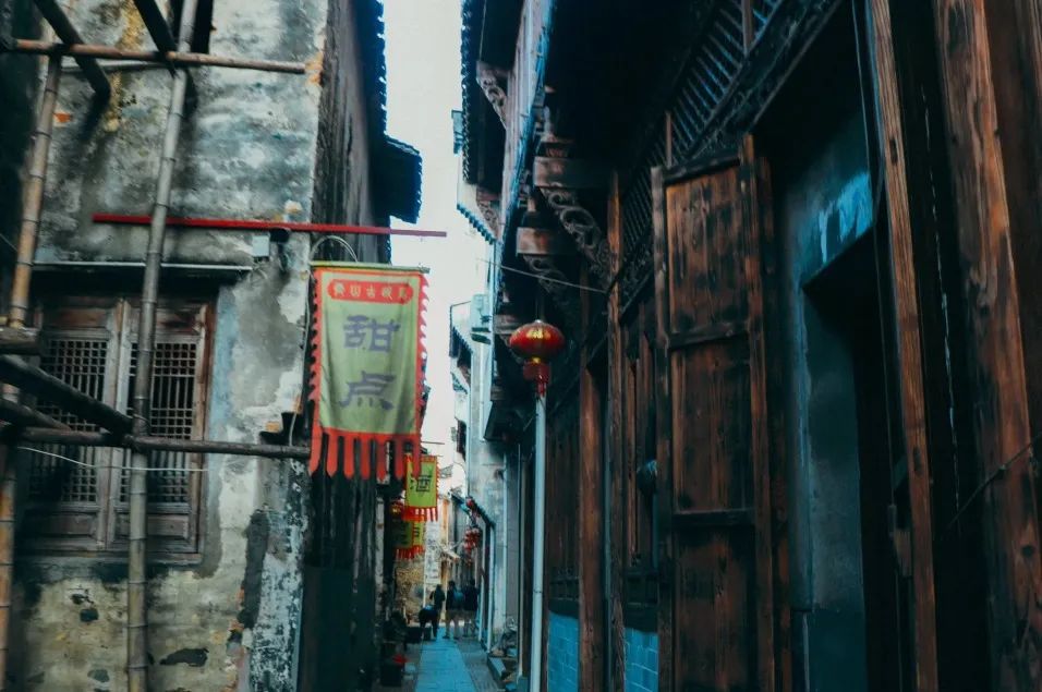 又挖到一座冷门避暑小城，文艺不输松阳，人少景美到哭