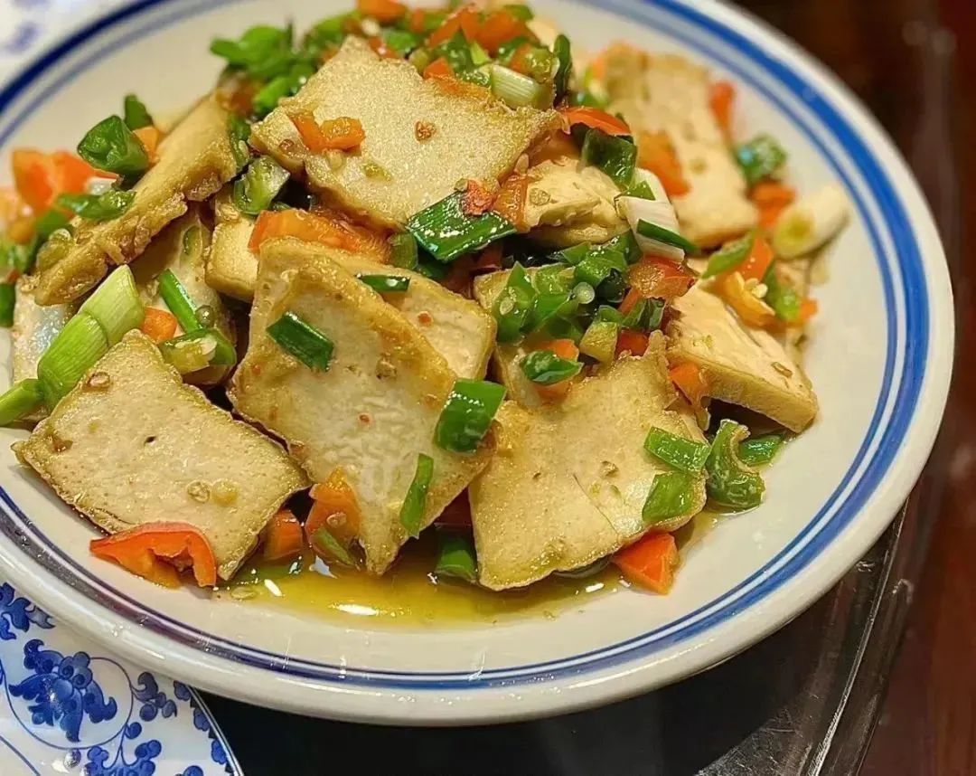 又挖到一座冷门避暑小城，文艺不输松阳，人少景美到哭