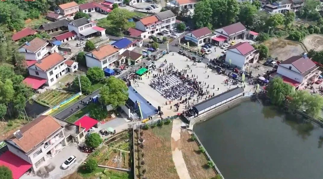 与此同时,刘桂英还组织村里的妇女去其他村进行参观学习,让大家看看