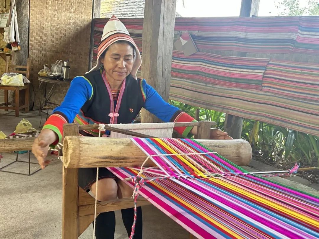 基诺族的纺织文化历史悠久,也是基诺族人民在劳动中创造出的智慧结晶