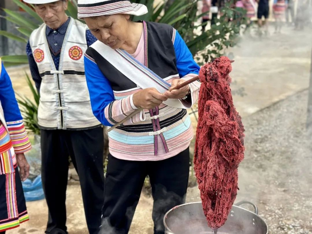 景洪市非物质文化遗产基诺族织锦技艺代表性传承人沙都说:我从小时候