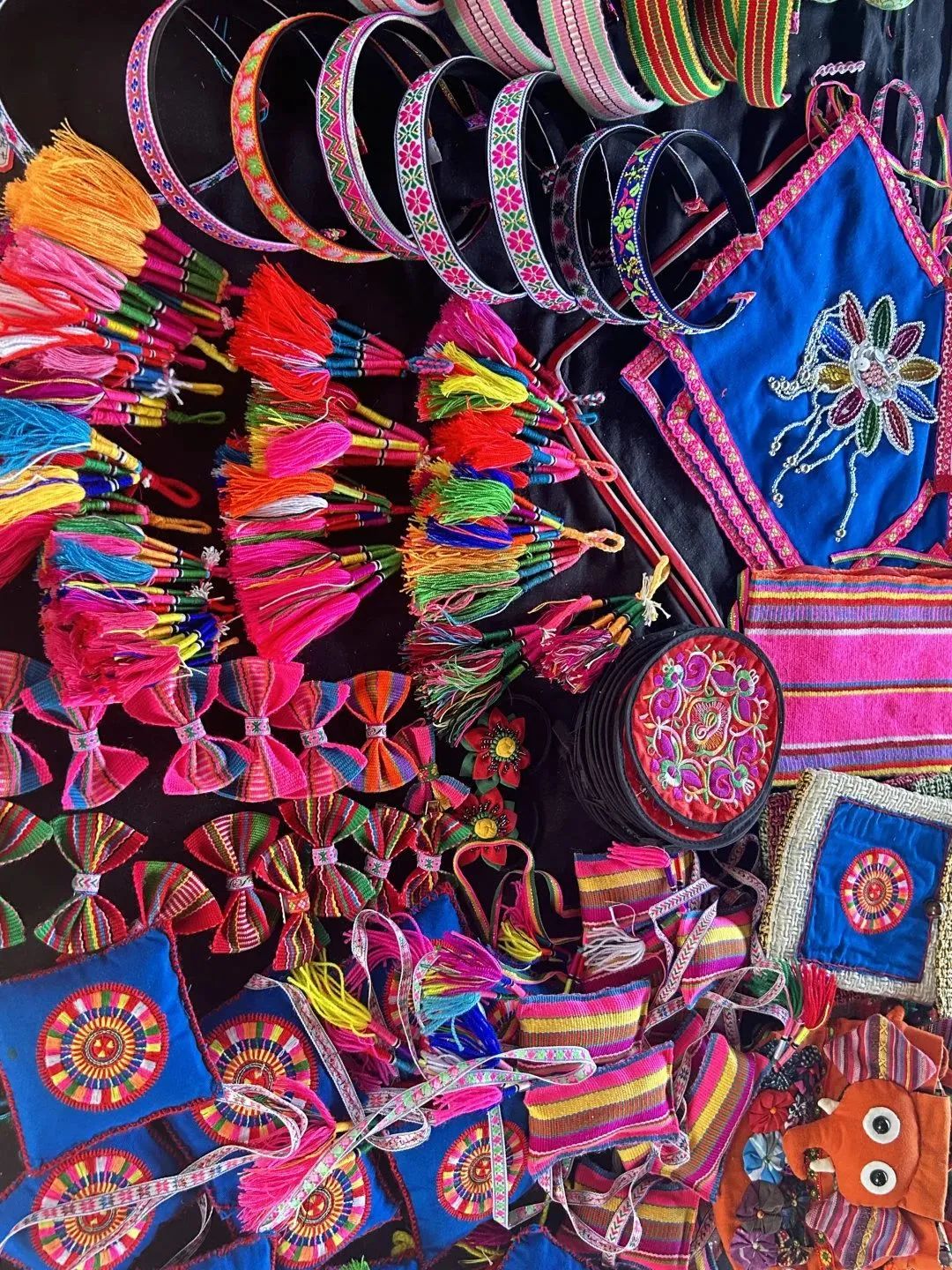 如今,沙都带着基诺族的织锦技艺走到了首都北京,将基诺族的纺线和织布