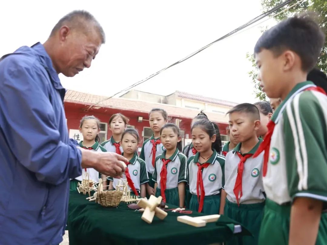 【新华故事】巧手制微缩农具 农耕文化"活"起来_澎湃号·政务_澎湃新