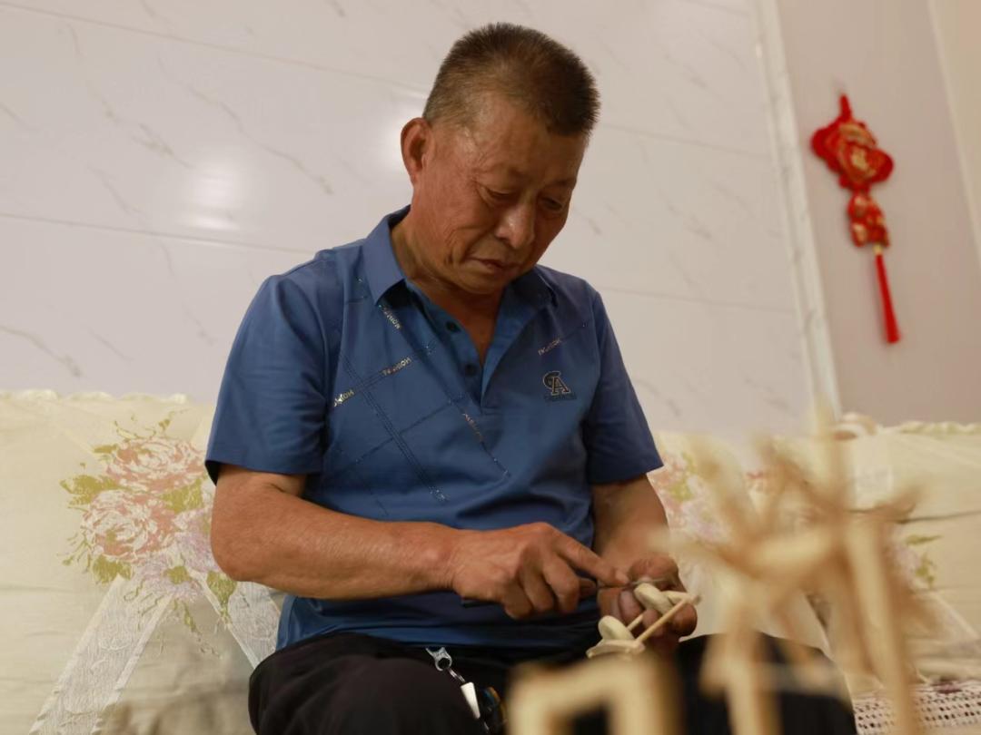 【新华故事】巧手制微缩农具 农耕文化"活"起来_澎湃号·政务_澎湃新