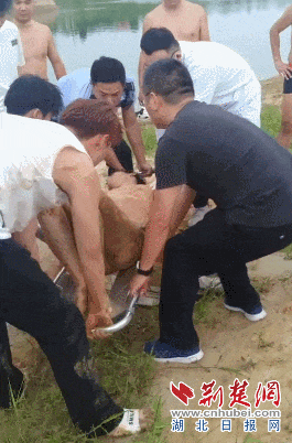 4名"铁人"两次深潜,救回一条命!