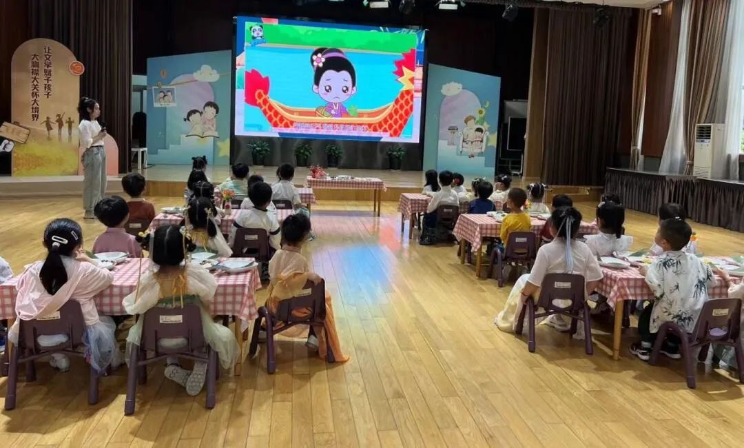 陈伯吹实验幼儿园副园长表示,幼儿园传承陈伯吹老先生的教育思想,一直