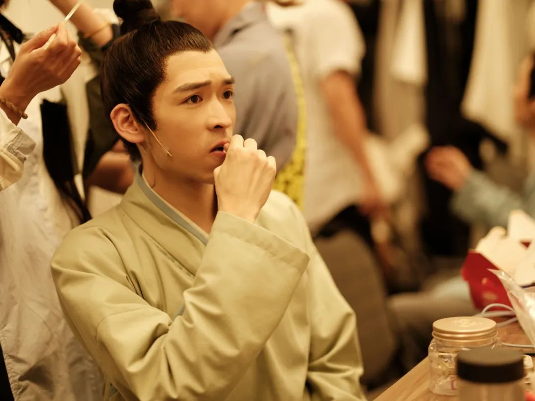 "离谱到中场就在按头安利!