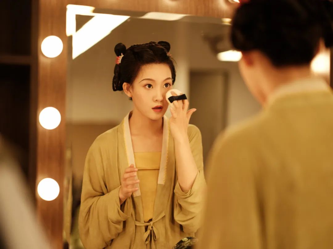 "离谱到中场就在按头安利!