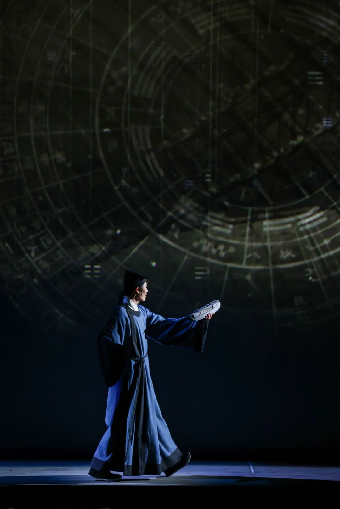 "离谱到中场就在按头安利!