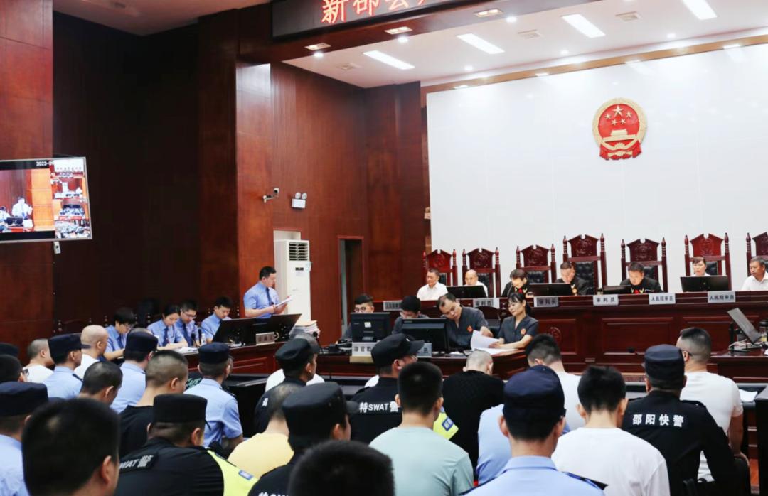 一体推进"撕口子""揭盖子""挖根子"!现实版"扫黑风暴"上演