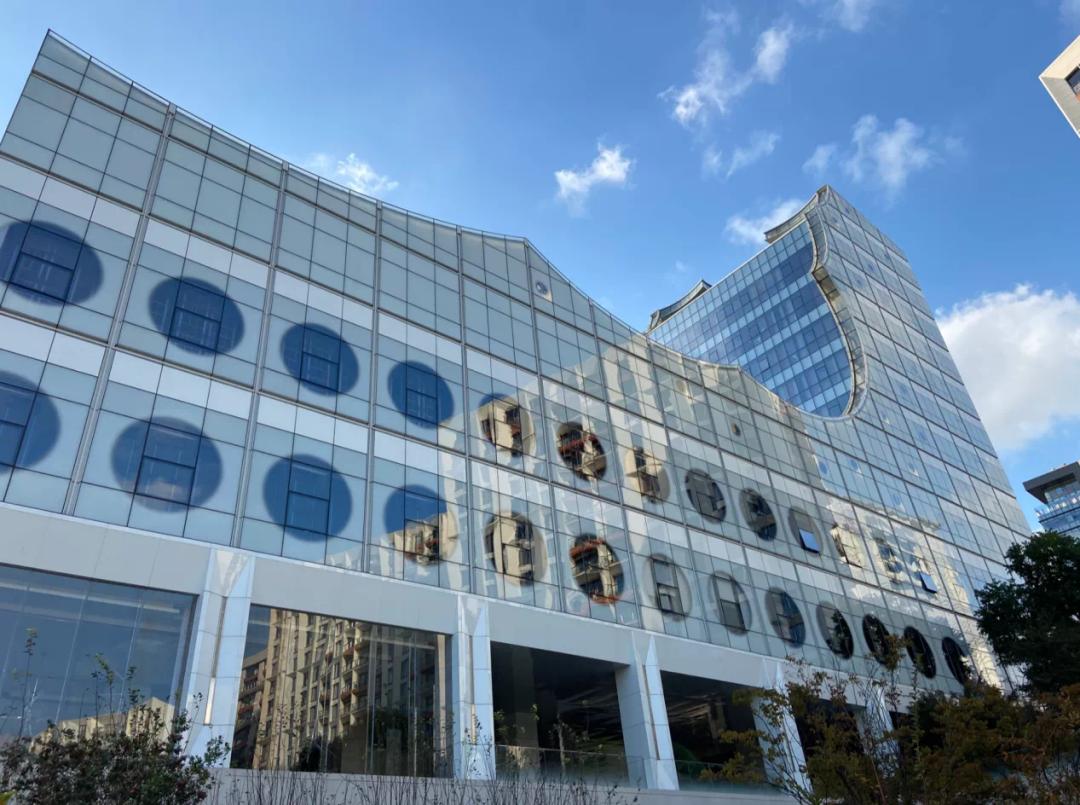 法拉利等超级跑车都很常见不愧是明星富豪住的小区社区环境就更不用