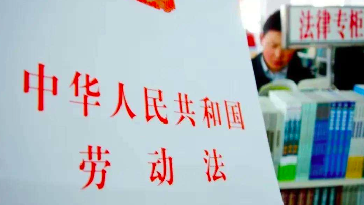 深圳女员工打伞上班被开除，公司开除行为合法吗？