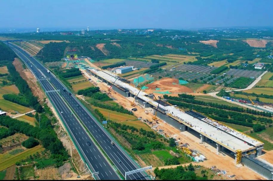 线路建成投入运营后,西安至延安的运行时间将从目前的2个半小时缩短至