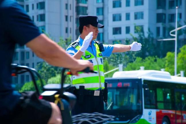 【媒体看交巡】邯郸交警坚守一线迎接别样"烤"验