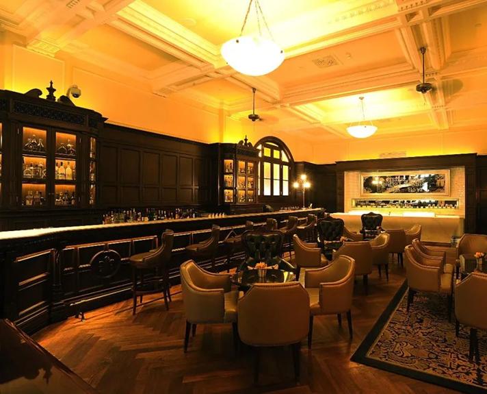 南侧酒吧长达34米的吧台,以意大利大理石精心打造,其橡木护壁高达5米