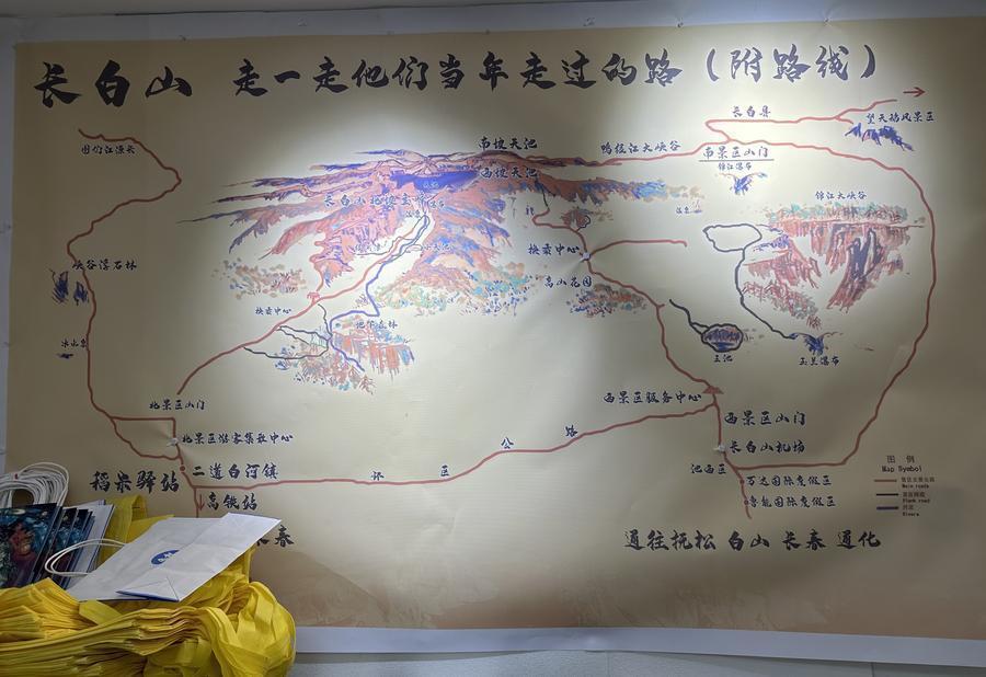 路线图悬挂墙上,天池,锦江瀑布,地下森林,峡谷浮石林等知名景点连点成